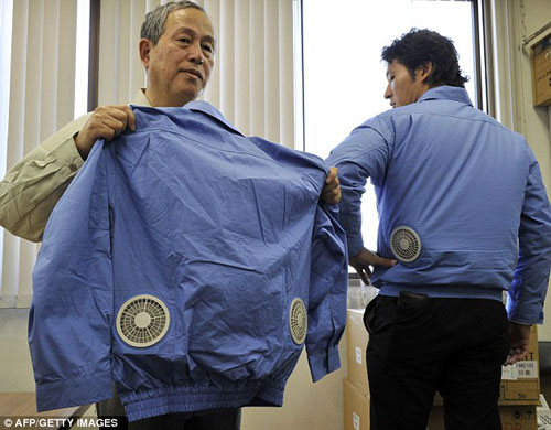 日本Kuchofuku公司总裁Hiroshi-Ichigaya(图片左侧)是这种空调衣的设计者，在他身旁一位同事正在展示这款空调衣